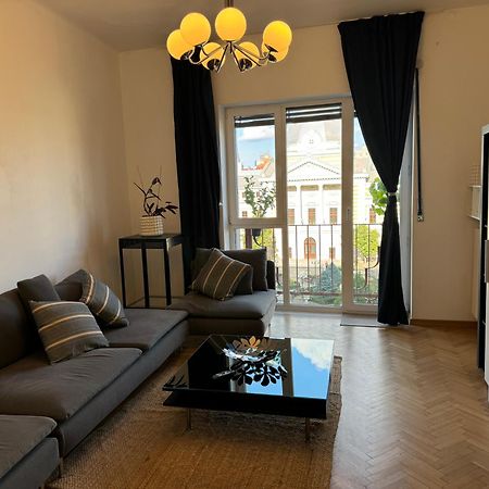 Airy & Beautiful Downtown Apartment Bucharest Luaran gambar
